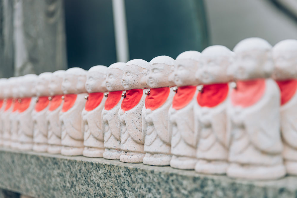 中山寺総持院の水子地蔵へお供えする石仏